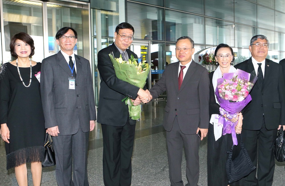 國會對外委員會副主席阮猛進（右三）在機場迎接代表團。