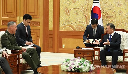 韓總統文在寅（右）接見美國參謀長聯席會議主席鄧福德。（圖源：韓聯社）