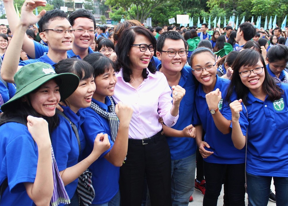 市人委會副主席阮氏秋參加暑期行動為志願青年打氣。