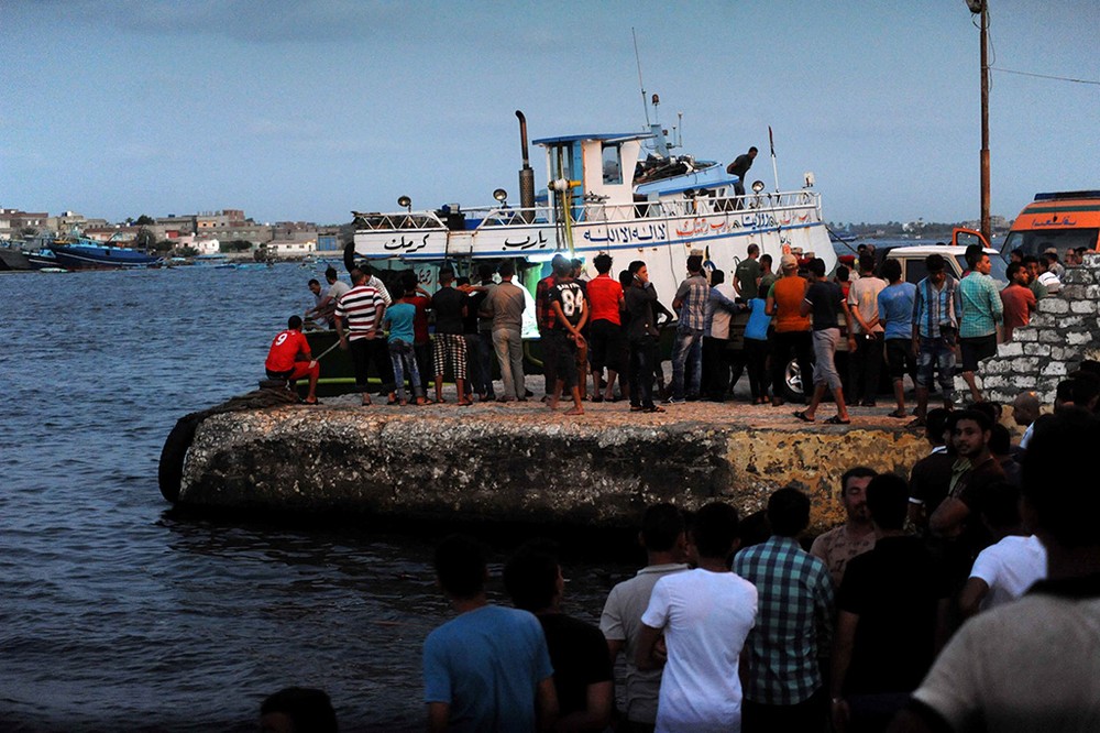 民衆聚集在地中海岸邊，等待救援人員搜被困移民。（圖源：互聯網）