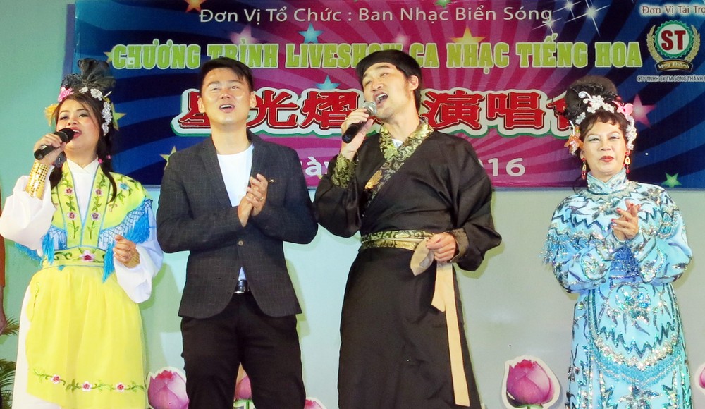 畢寶藤（右二）將與各華人歌手同台演出。