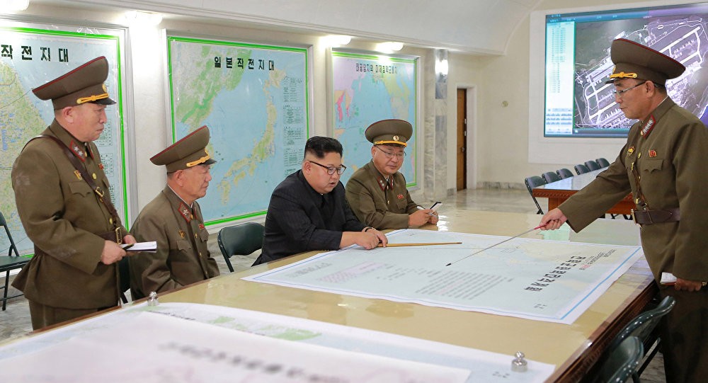 金正恩（右三）聽取有關戰略軍瞄準關島近海射彈方案的報告。（圖源：互聯網）