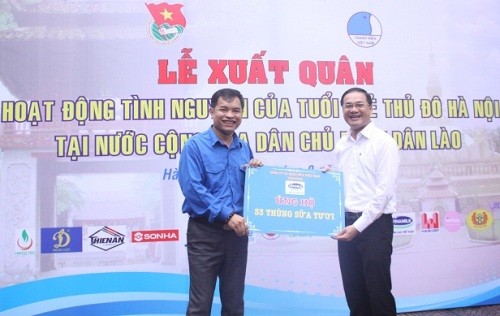 河內市越南青年聯合會主席阮玉越(右)接過老撾各單位代表贈送的禮物。（圖源：互聯網）