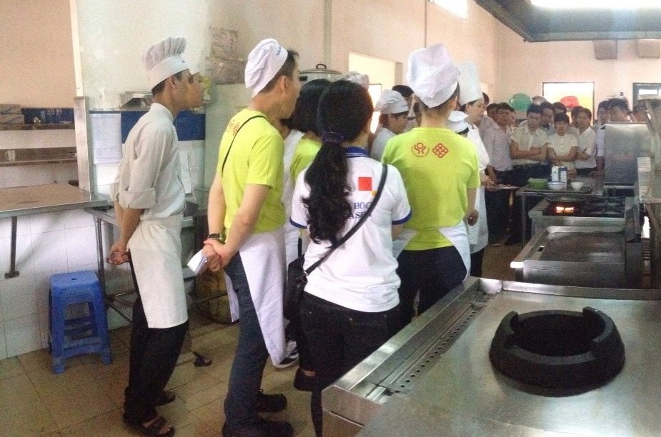 市勞動與榮軍社會廳所屬酒樓業務學校的廚藝班在實習廚藝技能。（圖源：互聯網）