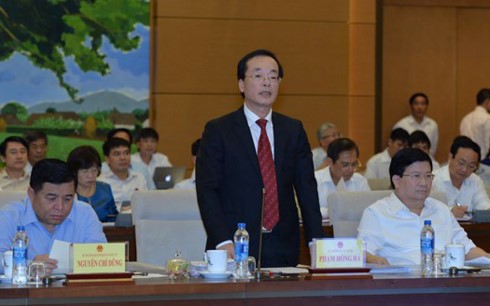 建設部長陳紅河回答國會常委會的質詢。（圖源：VOV）