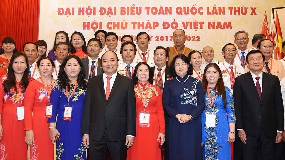 政府總理阮春福(左四)同與會代表合影。（圖源：互聯網）