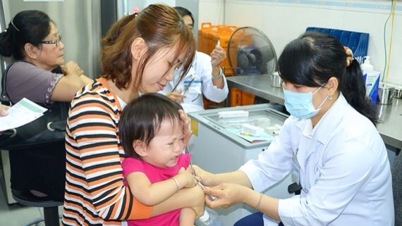 家長帶孩子到巴斯德院接種預防狂犬病疫苗。