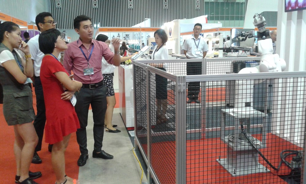 參展商正向客戶介紹由日本生產用以製藥的機器人。