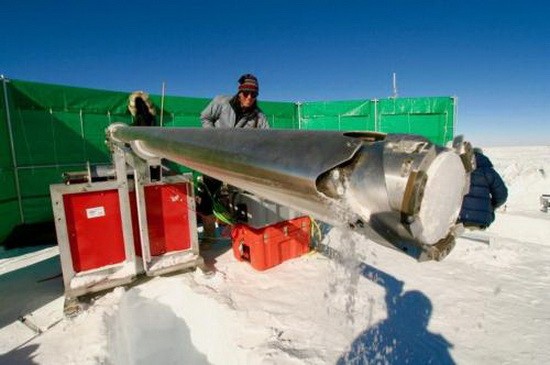 科學家在南極採樣冰芯。（圖源：互聯網）