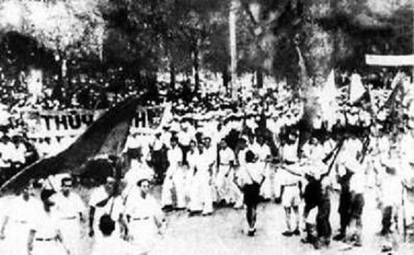 在西貢，民眾遊行慶祝八月革命成功。(資料圖源：互聯網)