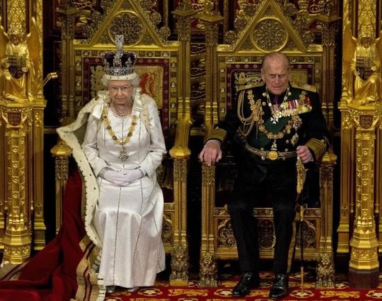 英國女王伊莉莎白二世和其丈夫菲力浦親王。（圖源：互聯網）