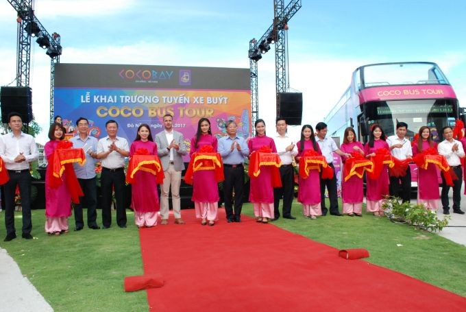 Cocobay旅遊娛樂區的遊覽峴港市敞篷雙層旅遊巴士(Coco Bus Tour)開通運營剪綵儀式。（圖源：互聯網）