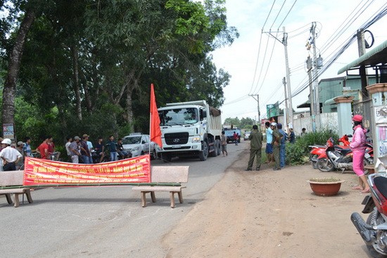 福新鄉香福村民眾在丁光恩街設置障礙物，攔截運石車輛進出福新鄉新剛石礦。（圖源：互聯網）