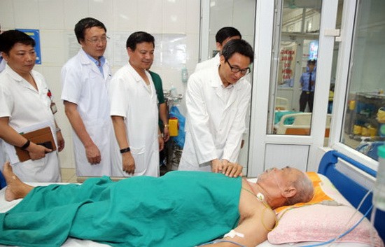 政府副總理武德膽前往中央熱帶病醫院看望登革熱患者。（圖源：互聯網）
