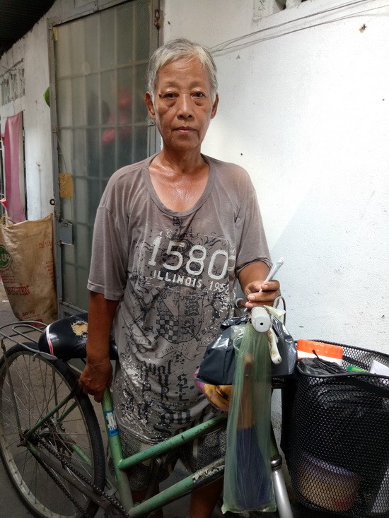吳愛蓮騎著自行車去賣彩票。