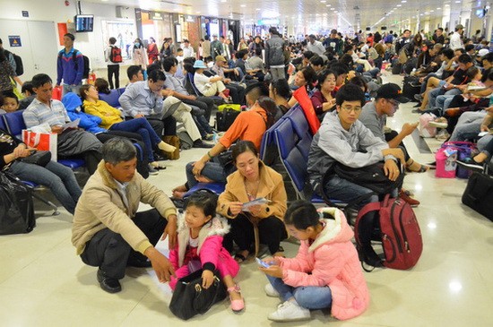 乘客在新山一機場等候辦理登機手續。