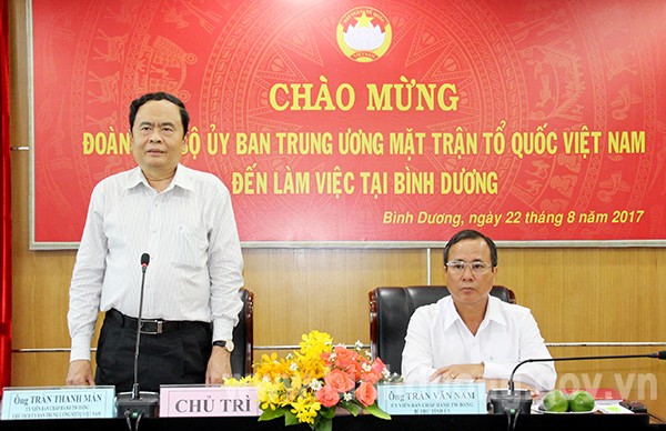 越南祖國陣線中央委員會主席陳清敏(左)在會議上發表講話。（圖源：互聯網）