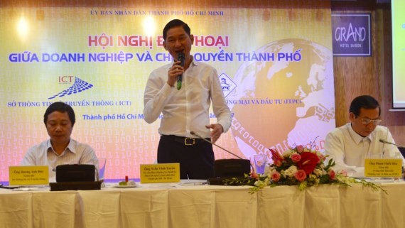 市人委會副主席陳永線在會議上發表講話。（圖源：SGGP）