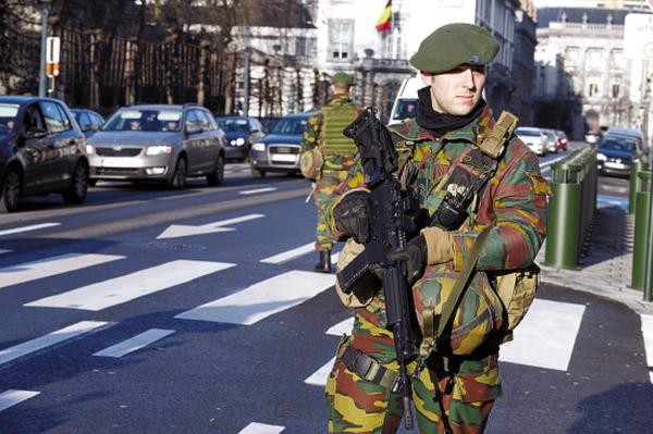 比利時士兵在街頭巡邏。