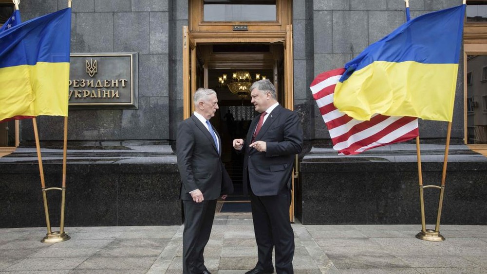 美國國防部長馬蒂斯(左)與烏克蘭總統波羅申科會面。（圖源：路透社）