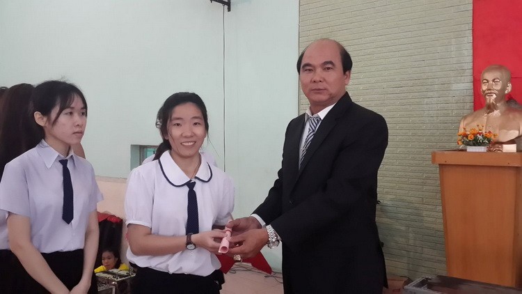 胡文強華文中心董事長張恒祥向畢業生頒發證書。