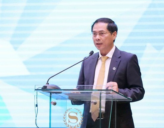 圖為越南外交部常務副部長兼2017年亞太經合組織高官會主席裴清山在研討會上致會議開幕詞。（圖源：英維）