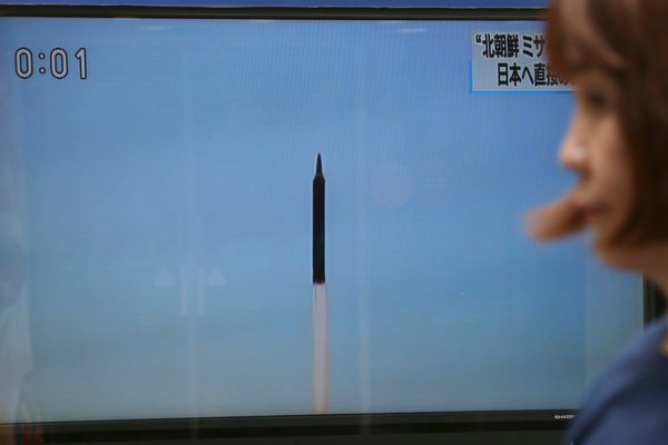 日本追蹤到了朝鮮於週六試射的一枚導彈。朝鮮今日再次試射一枚導彈，飛越了日本上空。（圖源：Koji Sasahara/Associated Press）
