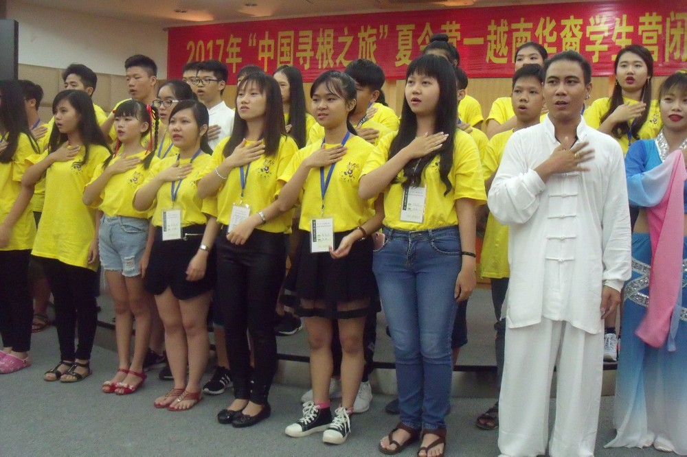 啟秀華文中心在閉營式上集體合唱﹁感恩的心﹂再加上手勢動作。