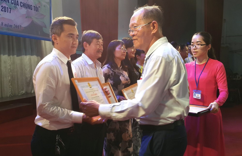 市華語成人教育中心獲得市勞動聯團“傑出工會”集體獎以及華人教師梁紹光獲得傑出表現的個人獎項。