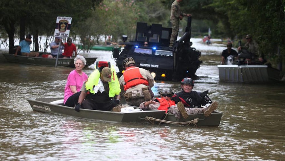 哈維颶風在德州引發嚴重洪災後，當地時間8月30日在美國德州和路易斯安那州交界附近再度登陸，帶來更多雨量。(圖源：路透社)