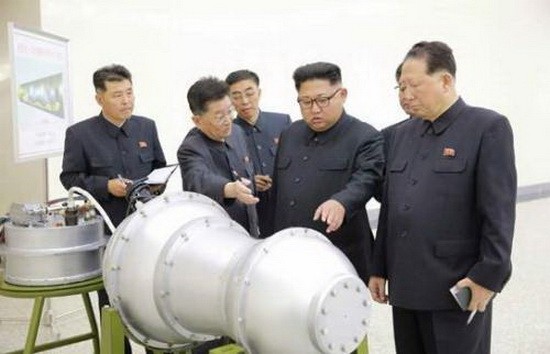 金正恩視察「可搭載在洲際彈道導彈上的氫彈」。