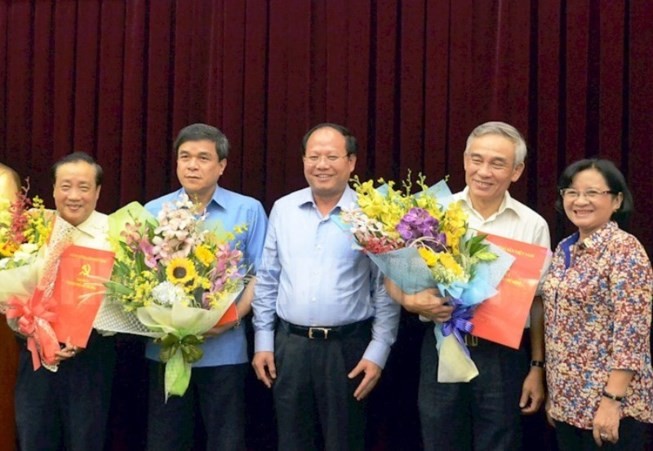 市委宣教處副主任阮貴和(左二)獲准辭職。（圖源：阮南）