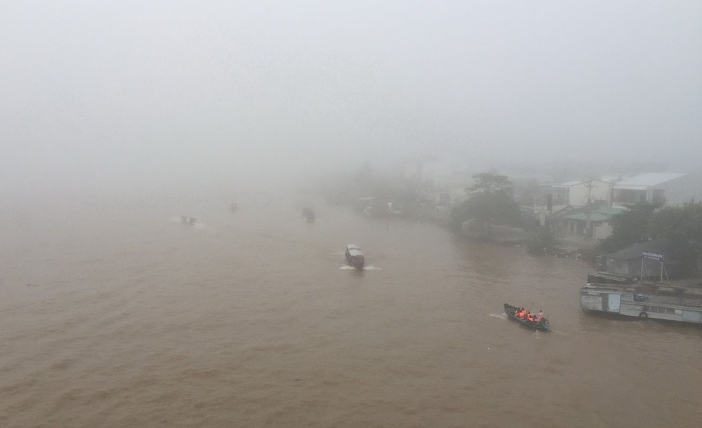 近日來，芹苴市每到清晨時分便出現大霧瀰漫天氣，尤其是芹苴河區域，以致駕船者的視野受限。（圖源：互聯網）