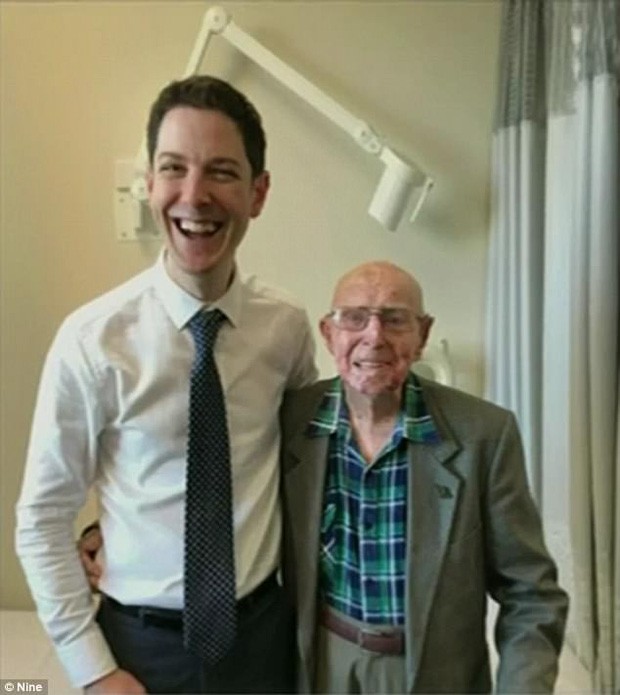 澳大利亞101歲的二戰老兵伯特‧柯林斯(右)是史上最年長抗癌成功者。（圖源：互聯網）