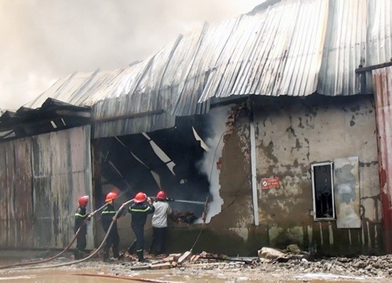 碎布倉庫起火，消防隊趕抵現場奮勇滅火。（圖源：互聯網）