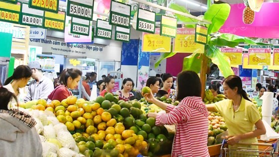 本市消費者在超市選購水果。（示意圖源：互聯網）