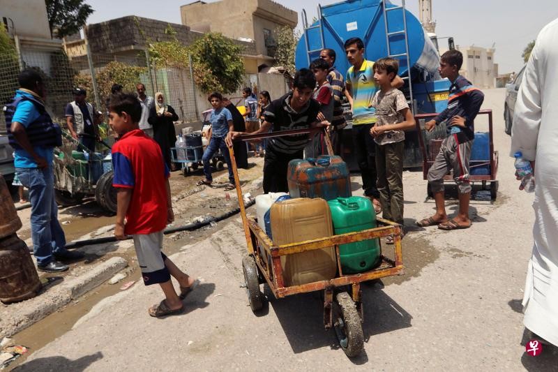 伊拉克重鎮摩蘇爾的平民於7月18日領取聯合國兒童基金會所提供的飲用水。 （圖源：路透社）
