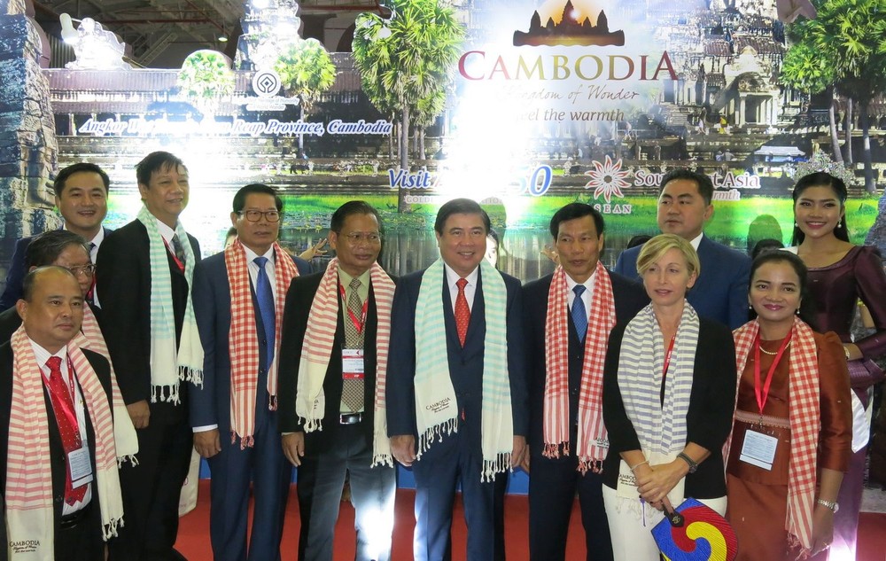 各國部長與代表參觀本市國際旅遊展合照。（圖源：仁建）
