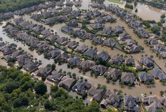 美國得克薩斯州休士頓的一些房屋被颶風“哈威”引發的洪水圍困。