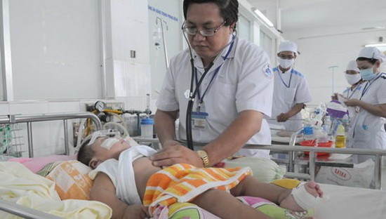 醫生在給患上重型肺炎的兒童檢查病狀。（圖源：互聯網）