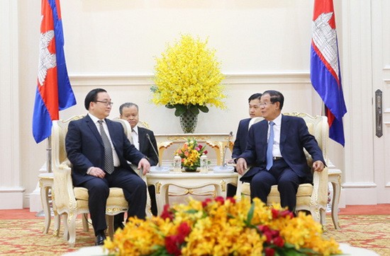 河內市委書記黃忠海（左）拜訪柬埔寨總理洪森。（圖源：互聯網）