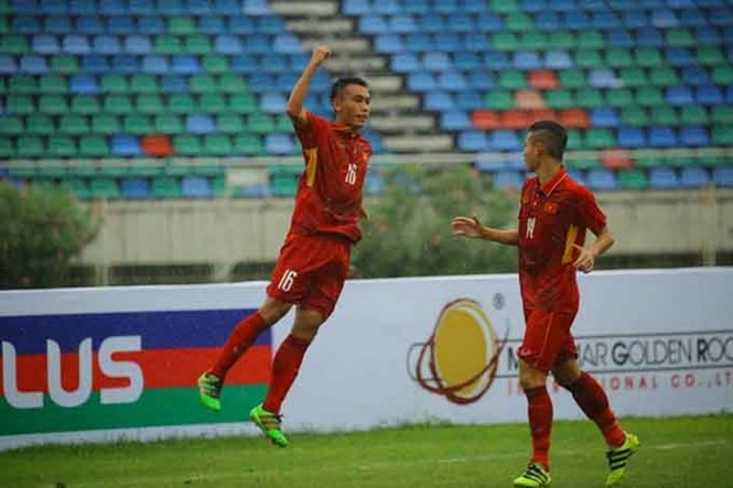 陳文功（左）攻進菲律賓隊２球。