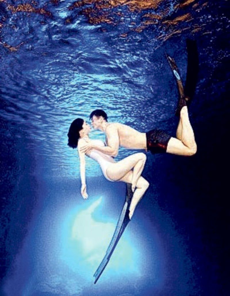 鍾麗緹與老公在水中浪漫擁吻。（圖源：互聯網）