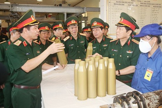 國防部長吳春歷（右二）探望並檢查軍械局。（圖源：進達）