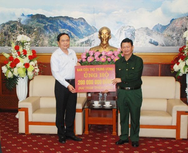越南祖國陣線中央委員會主席、中央賑災處主任陳清敏(左)向老街省領導移交２億元輔助金。（圖源：）