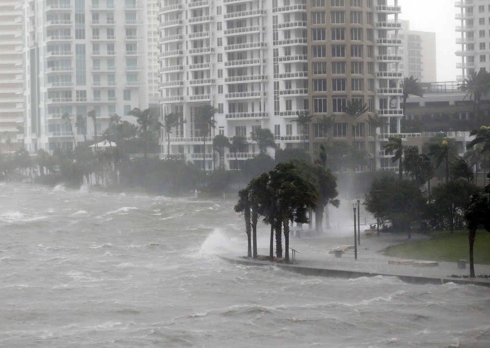 颶風「厄瑪」帶來暴雨巨浪。（圖源：AP）