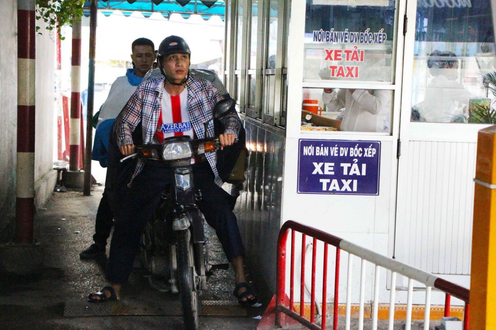 進入東區車站的摩托車每趟要繳交6000元。