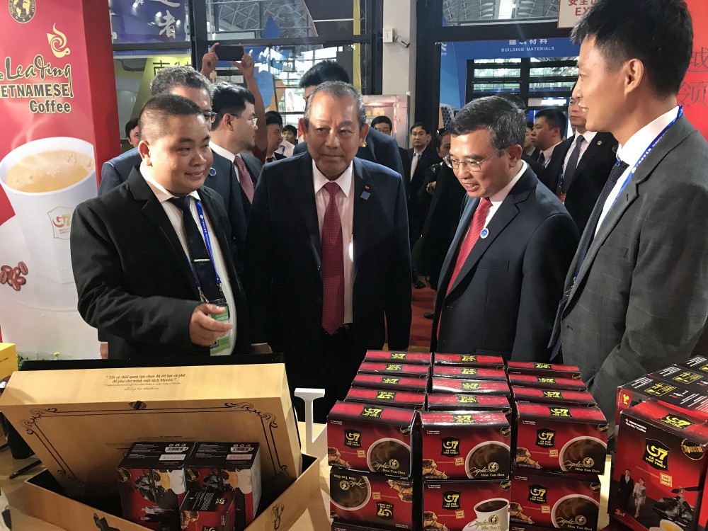 政府常務副總理張和平（左二）參觀越南企業的展位。