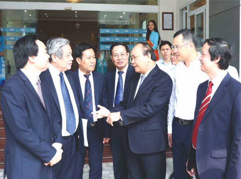政府總理阮春福與河內國立大學領導及骨幹幹部交談。（圖源：越通社）