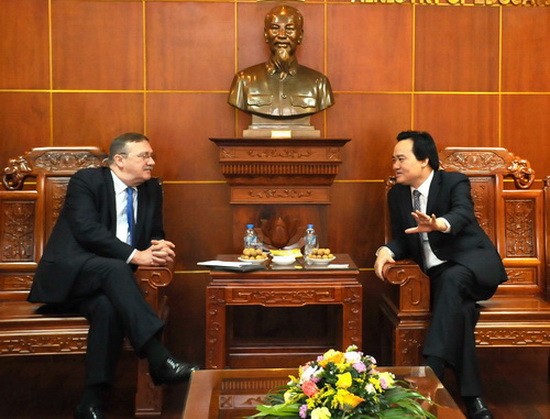 教育與培訓部長馮春迓(右)接見匈牙利共和國駐越南特命全權大使奧利‧喬鮑(Öry Csaba)。（圖源：伯海）